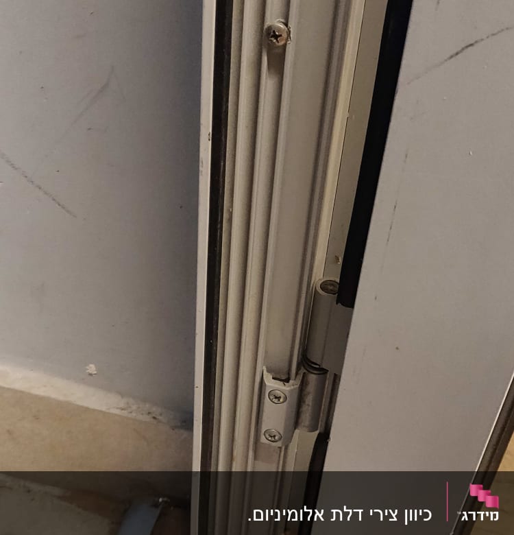 מסגרת אלומיניום לדלת עם צירים וברגים